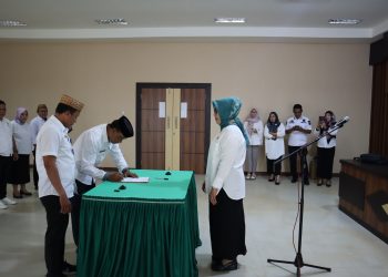 Sekretaris Dinas Komunikasi dan Informatika, Hugen Suleman serta Sekretaris Dinas Pendidikan dan Kebudayaan, Ismail Huntua saat menandatangani berita acara serah terima jabatan dihadapan Plh Sekda Bone Bolango, Marni Nisabu di Ruang Restorasi, Rabu (22/2/2023). (Foto Indra/Gopos)