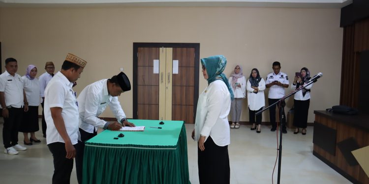 Sekretaris Dinas Komunikasi dan Informatika, Hugen Suleman serta Sekretaris Dinas Pendidikan dan Kebudayaan, Ismail Huntua saat menandatangani berita acara serah terima jabatan dihadapan Plh Sekda Bone Bolango, Marni Nisabu di Ruang Restorasi, Rabu (22/2/2023). (Foto Indra/Gopos)