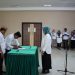 Sekretaris Dinas Komunikasi dan Informatika, Hugen Suleman serta Sekretaris Dinas Pendidikan dan Kebudayaan, Ismail Huntua saat menandatangani berita acara serah terima jabatan dihadapan Plh Sekda Bone Bolango, Marni Nisabu di Ruang Restorasi, Rabu (22/2/2023). (Foto Indra/Gopos)