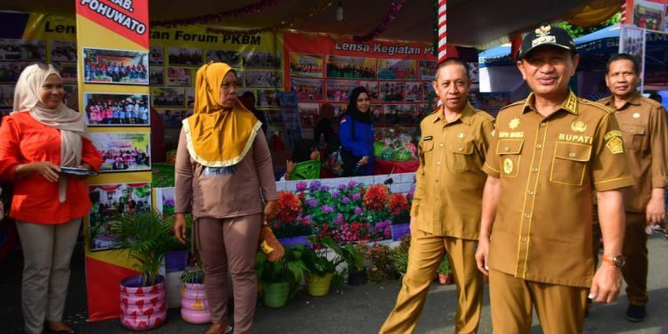 Bupati Pohuwato, Saipul Mbuinga, didampingi Arman Mohamad, Mengecek Pameran Pohuwato expo 2023, di Wisata Pohon Cinta, Selasa 21/02/2023 (Istimewa)