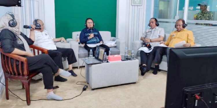 Penjabat Gubernur Gorontalo Hamka Hendra Noer didampingi Kadis Pertanian, Kepala Bapppeda dan Kepala KADIN Provinsi Gorontalo, saat menjadi narasumber pada dialog interaktif RRI Gorontalo, Kamis, (2/2/2023). Dialog interaktif ini membahas kelanjutan kerjasama Pemprov Gorontalo dengan Negara Malaysia dan Jepang. (Foto – Nova)