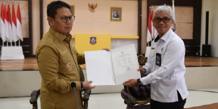 Penyerahan surat tugas pelaksanaan pemeriksaan LKPD TA 2022, oleh Kepala BPK RI perwakilan Provinsi Gorontalo Ahmad Luthfi Rahmatullah kepada Penjabat Gubernur Gorontalo Hamka Hendra Noer, Senin (6/2/2023) di Aula Rujab Gubernur. (Foto Nova)