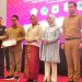 Direktur PT. Rumah UMKM Indonesia, Taufik Akbar, menyerahkan penghargaan kepada Penjagub Gorontalo, Hamka Hendra Noer, pada peluncuran toko daring BeliUMKM mitra LKPP di Grand Palace Convention Center, Kota Gorontalo, Selasa (7/2/2023). (Foto : Haris)