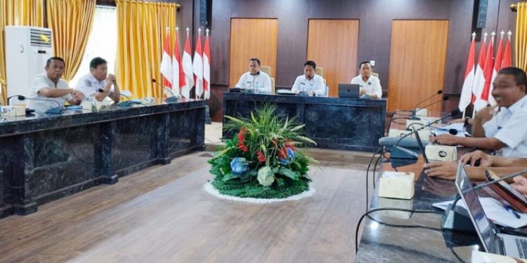 Suasana rapat persiapan pelaksanaan Asian  Mini Football Championship (AMFC) 2023 yang akan berlangsung 11-17 Agustus yang dipimpin oleh Penjabat Sekdaprov Syukri Botutihe di Rapat Koordinasi, Rabu (8/2/2023). Foto – Isam