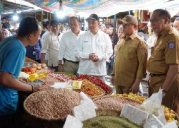 Penjagub Gorontalo Hamka Hendra Noer saat melakukan inspeksi di  pasar sentral Kota Gorontalo,  Selasa, (14/2/2023). Selain pasar sentral, beberapa toko distributor dan Bulog juga dikunjungi Penjagub.  (Foto – Valen)