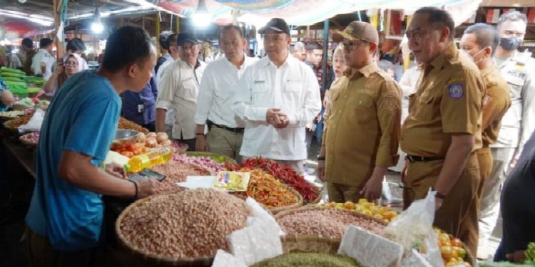 Penjagub Gorontalo Hamka Hendra Noer saat melakukan inspeksi di  pasar sentral Kota Gorontalo,  Selasa, (14/2/2023). Selain pasar sentral, beberapa toko distributor dan Bulog juga dikunjungi Penjagub.  (Foto – Valen)