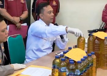 Dirreskrimsus Polda Gorontalo, Kombes Pol. Taufan Dirgantara bersama Kabid Humas Polda Gorontalo, Kombes Pol Wahyu Tri Cahyono saat konferensi pers di Aula Bidang Humas Polda Gorontalo, Kamis (23/2/2023). (Foto: Putra/Gopos)