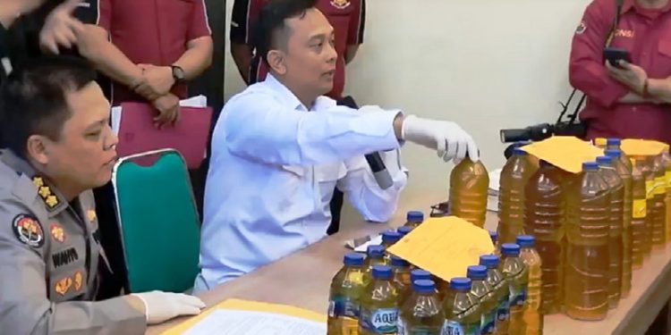 Dirreskrimsus Polda Gorontalo, Kombes Pol. Taufan Dirgantara bersama Kabid Humas Polda Gorontalo, Kombes Pol Wahyu Tri Cahyono saat konferensi pers di Aula Bidang Humas Polda Gorontalo, Kamis (23/2/2023). (Foto: Putra/Gopos)