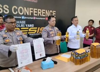 Kepolisian Daerah (Polda) Gorontalo mengungkap kasus pengoplosan minyak bersubsidi (Minyak Kita) di Desa Lomaya, Kecamatan Bulango Utara, Kabupaten Bone Bolango melalui konferensi pers di Aula Humas Polda Gorontalo, Kamis (23/2/2023). (Foto: Putra/Gopos)