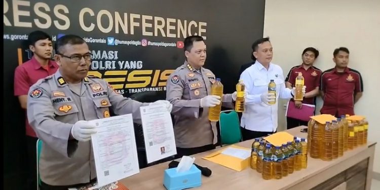 Kepolisian Daerah (Polda) Gorontalo mengungkap kasus pengoplosan minyak bersubsidi (Minyak Kita) di Desa Lomaya, Kecamatan Bulango Utara, Kabupaten Bone Bolango melalui konferensi pers di Aula Humas Polda Gorontalo, Kamis (23/2/2023). (Foto: Putra/Gopos)