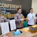 Kepolisian Daerah (Polda) Gorontalo mengungkap kasus pengoplosan minyak bersubsidi (Minyak Kita) di Desa Lomaya, Kecamatan Bulango Utara, Kabupaten Bone Bolango melalui konferensi pers di Aula Humas Polda Gorontalo, Kamis (23/2/2023). (Foto: Putra/Gopos)