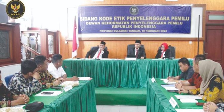 Sidang kode etik pemeriksaan dugaan gratifikasi sekarung kerupuk yang melibatkan Anggota KPU Parigi Moutong, Jumat (10/2/2023). (Dok. DKPP)