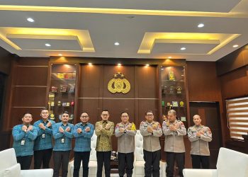 Kepala BPJS Ketenagakerjaan Cabang Gorontalo saat melakukan kunjungan ke Polda Gorontalo dan diterima langsung oleh Kapolda, Irjen Pol Helmy Santika di Lobby Presisi II Polda Gorontalo, Kamis (16/2/2023) (Foto Istimewa)