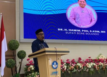 Bupati Hamim Pou saat memberikan sambutan pada kegiatan Sosisalisasi Peraturan Daerah Kabupaten Bone Bolango tentang Kabupaten Layak Anak serta Dirangkaikan dengan Deklarasi Sekolah Ramah Anak (SRA) Tingkat Kabupaten Bone Bolango di Aula BPMP Provinsi Gorontalo, Selasa (14/2/2023). (Foto Indra/Gopos)