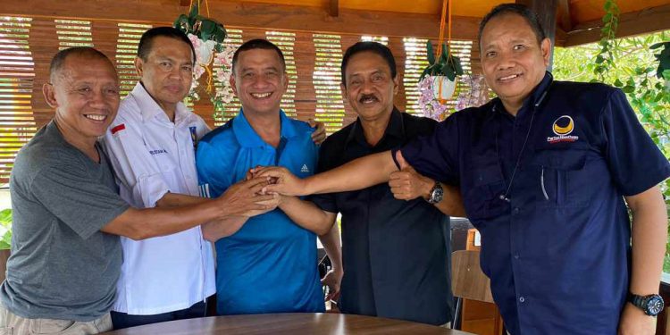 Sekretaris NasDem Gorontalo, Ridwan Monoarfa (kanan), Ketua DPD NasDem Boalemo (kedua kanan), Syarif Mbuinga (tengah), Ketua Bappilu NasDem Gorontalo, Rustam Akili (kedua kiri), dan Ketua DPD NasDem Pohuwato (kiri) berpose bersama