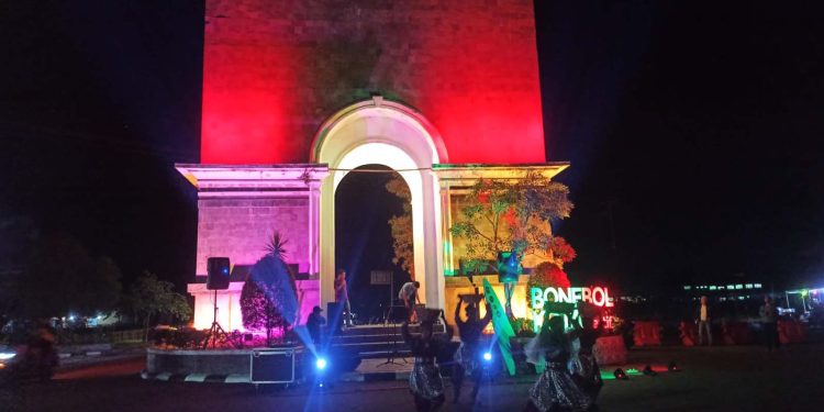 Gelaran live music dan tarian di Tugu Center Point Bone Bolango pada Rabu dan Sabtu malam. (Foto Indra/Gopos)
