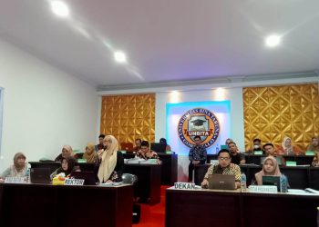 Rektor Universitas Bina Taruna (UNBITA) Gorontalo, Dr. Ellys Rachman saat menyapaikan sambutan ke tim Asesmen Akreditasi BAN-PT, yang dilangsungkan secara daring. jumat (10/2/2023) Sari/gopos