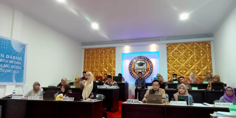 Rektor Universitas Bina Taruna (UNBITA) Gorontalo, Dr. Ellys Rachman saat menyapaikan sambutan ke tim Asesmen Akreditasi BAN-PT, yang dilangsungkan secara daring. jumat (10/2/2023) Sari/gopos