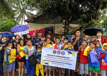 Civitas akademika Universitas Bina Taruna Gorontalo, saat menyalurkan bantuan paket school kit ke anak-anak yang menjadi Korban banjir di Kota Manado. (Humas Unbita Gorontalo)