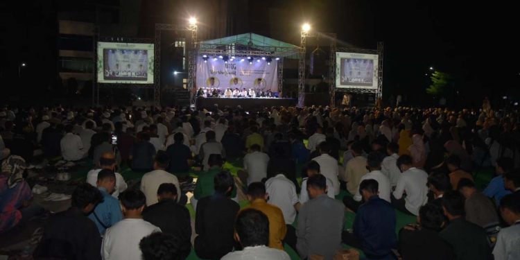 Suasana UNG Bersholawat yang diikuti oleh ribuan civitas akademika UNG, Kamis (23/2/2023).