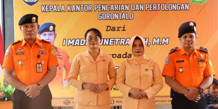 Serah terima jabatan Kepala Kantor Basarnas Gorontalo dari I Made Junetra, S.H, M.M kepada Heriyanto, S.Adm, Rabu (1/2/2023). (Dok. Basarnas)