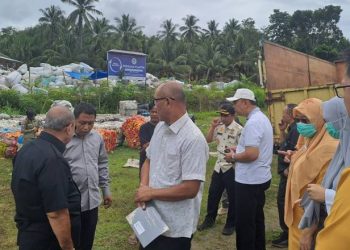 Komisi I DPRD Provinsi Gorontalo meninjau pengelolaan sampah ilegal di Jalan GORR, Kamis (2/2/2023) (istimewa)