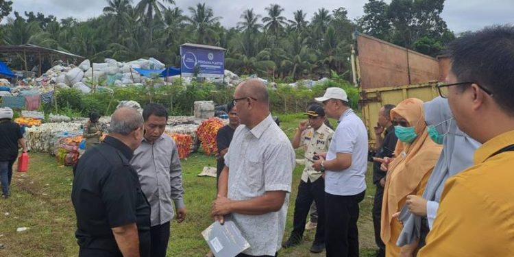 Komisi I DPRD Provinsi Gorontalo meninjau pengelolaan sampah ilegal di Jalan GORR, Kamis (2/2/2023) (istimewa)