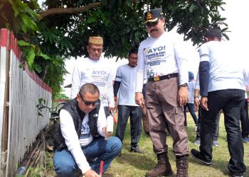 Bupati Hamim Pou didampingi oleh Kepala Kantor Pertanahan Kabupaten Bone Bolango, Mega Putri Sari dan Forum Koordinasi Pimpinan Daerah (Forkopimda) saat mencanangan Gerakan Memasang Tanda Batas (GEMAPATAS) yang dipusatkan di Desa Tamboo, Kecamatan Tilongkabila, Jumat (3/2/2023). (Foto Indra/Gopos)