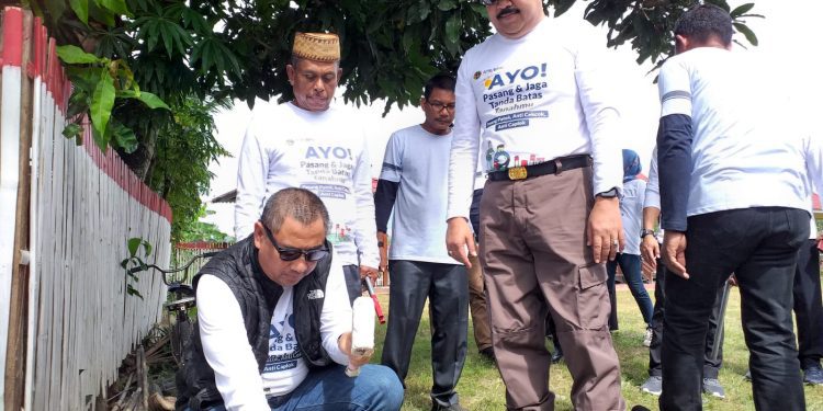 Bupati Hamim Pou didampingi oleh Kepala Kantor Pertanahan Kabupaten Bone Bolango, Mega Putri Sari dan Forum Koordinasi Pimpinan Daerah (Forkopimda) saat mencanangan Gerakan Memasang Tanda Batas (GEMAPATAS) yang dipusatkan di Desa Tamboo, Kecamatan Tilongkabila, Jumat (3/2/2023). (Foto Indra/Gopos)