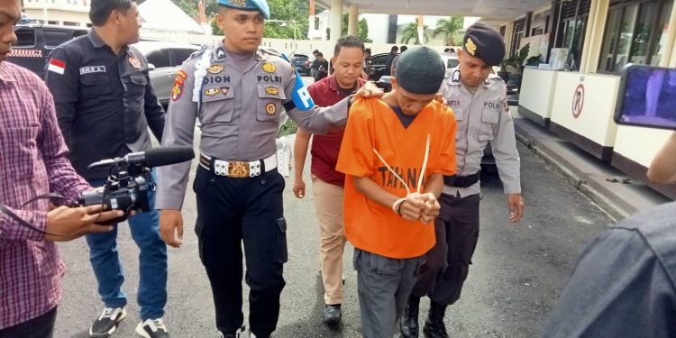 WK alias Otong diamankan Polres Gorontalo Kota karena diduga pesan ganja untuk diedarkan, Jumat (3/2/2023) (sari/gopos)