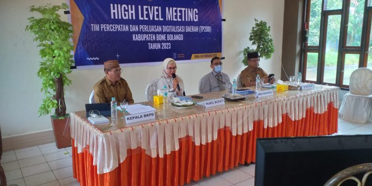 Wabup Merlan S. Uloli saat membuka High Level Meeting Tim Percepatan dan Perluasan Digitalisasi Daerah (TP2DD) Bone Bolango Tahun 2023 di Restoran Meranti Indah, Kecamatan Tilongkabila yang turut dihadiri oleh Sekretaris Daerah, Ishak Ntoma, Senin (6/2/2023). (Foto Indra/Gopos)