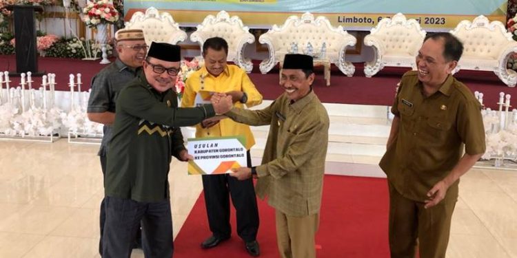 Penyerahan usulan RKPD Kabupaten Gorontalo Bupati Gorontalo Nelson Pomalingo Kepada Anggota DPRD Provinsi Gorontalo Kepada Forum Konsultasi Publik Senin (6/2/2023) (Foto: Dela/Gopos)