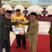 Penyerahan usulan RKPD Kabupaten Gorontalo Bupati Gorontalo Nelson Pomalingo Kepada Anggota DPRD Provinsi Gorontalo Kepada Forum Konsultasi Publik Senin (6/2/2023) (Foto: Dela/Gopos)