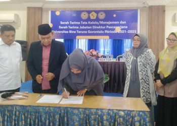 Penandatanganan berita acara serah terima jabatan direktur pascasarjana UNBITA Gorontalo dari Prof. Arifin Tahir kepada Dr. Lisda Van Gobel, Senin (6/2/2023) (muhajir/gopos)