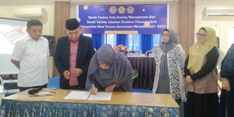 Penandatanganan berita acara serah terima jabatan direktur pascasarjana UNBITA Gorontalo dari Prof. Arifin Tahir kepada Dr. Lisda Van Gobel, Senin (6/2/2023) (muhajir/gopos)