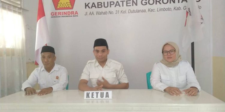 Ketua DPC Gerindra Kabupaten Gorontalo, Tomy Ishak (tengah) memberikan keterangan mengenai penguatan kader partai gerindra, Senin (6/2/2023) di Kantor DPC Gerindra Kabupaten Gorontalo (muhajir/gopos)