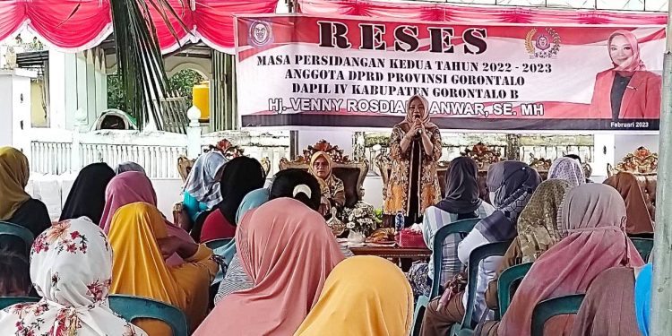 Anggota DPRD Provinsi Gorontalo Dapil Kabupaten Gorontalo B menampung aspirasi warga Desa Totopo, Kecamatan Bilato, Kabupaten Gorontalo, Senin (6/2/2023) (istimewa)