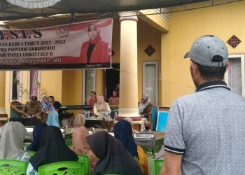Warga Helumo saat menyampaikan aspirasi kepada Anggota DPRD Provinsi Gorontalo, Venny Anwar pada reses, Selasa (7/2/2023) (muhajir/gopos)