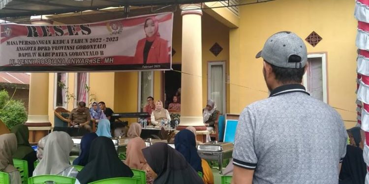 Warga Helumo saat menyampaikan aspirasi kepada Anggota DPRD Provinsi Gorontalo, Venny Anwar pada reses, Selasa (7/2/2023) (muhajir/gopos)