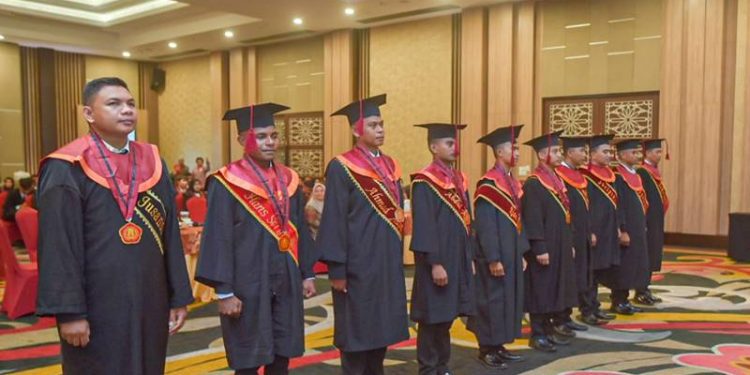 14 Personil TNI Yonif 713 Gorontalo berhasil meraih gelar sarjana hukum di UNG, Jumat (10/2/2023) (istimewa)
