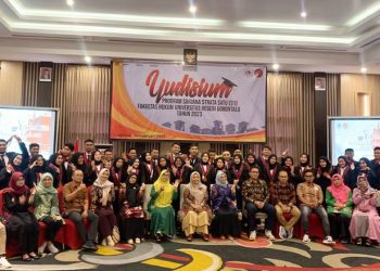 Peserta yudisium berpose bersama dengan dengan jajaran pimpinan dan tenaga pendidik/kependidikan Fakultas Hukum, Universitas Negeri Gorontalo, Jumat (10/2/2023) (istimewa)