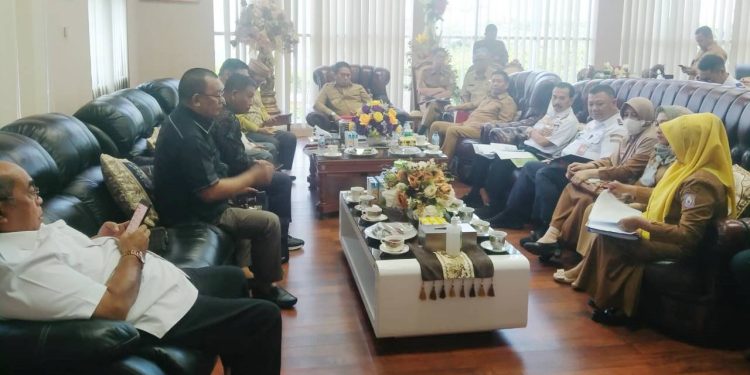 Rapat konsultasi antara Komisi I dan Pemerintah Provinsi Gorontalo, Senin (13/2/2023) (muhajir/gopos)