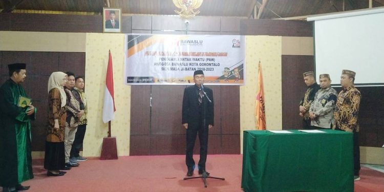 Pelantikan dan Pengambilan Sumpah PAW Anggota Bawaslu Kota Gorontalo sisa masa jabatan 2018-2023, Selasa (14/2/2023) (muhajir/gopos)