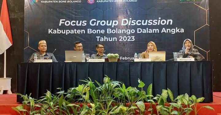 Kepala Dinas Komunikasi dan Informatika Bone Bolango, Misnawaty Wantogia didampingi Kepala BPS Bone Bolango, Suparno saat menghadiri Focus Group Discussion (FGD) Kabupaten Bone Bolango Dalam Angka Tahun 2023 di Grand Q Hotel Kota Gorontalo, Senin (20/2/2023). (Foto Istimewa)