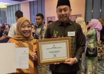 Bupati Bone Bolango, Hamim Pou didampingi Kepala Dinas Kesehatan, dr. Meyrin Kadir saat menerima Sertifikat Bebas Frambusia dari Kementerian Kesehatan Republik Indonesia di Peringatan Hari Neglected Tropical Diseases/NTDs (penyakit tropis terabaikan) Sedunia di Krakatau Grand Ballroom Taman Mini Indonesia Indah Jakarta, Selasa (21/2/2023). (Foto Istimewa)