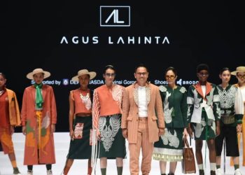 Agus Lahinta foto bersama model yang memamerkan karya karyanya di pembukaan Indonesia Fashion Week 2023, Rabu (22/2/2023). Agus mengusung tema oduolo yang berarti terima kasih dengan menampilkan identitas khas Gorontalo. (FOTO: Isam – Diskominfotik).