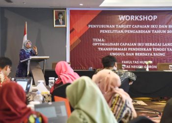 Dekan Fakultas Hukum UNG, Prof. Fenty U Puluhulawa memberikan sambutan pada kegiatan workshop pencapain IKU, Jumat (10/2/2023) (Dok. UNG)