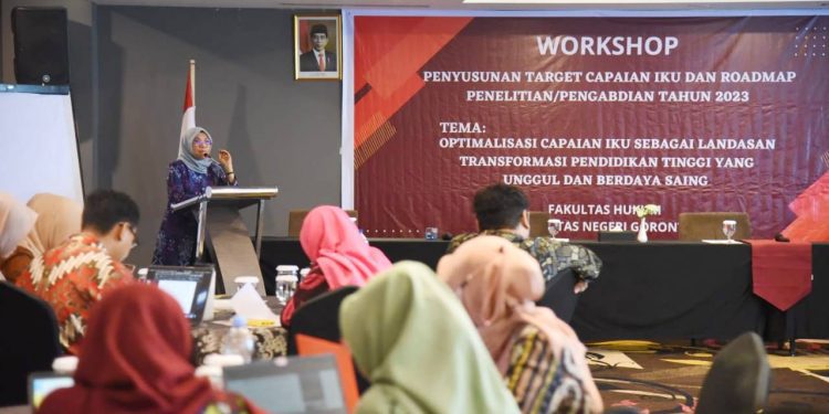 Dekan Fakultas Hukum UNG, Prof. Fenty U Puluhulawa memberikan sambutan pada kegiatan workshop pencapain IKU, Jumat (10/2/2023) (Dok. UNG)
