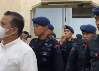 Anggota Brimbom melontarkan sorakan dan teriakan saat jalannya sidang. (Tangkapan layar dari akun twitter YLBHI)