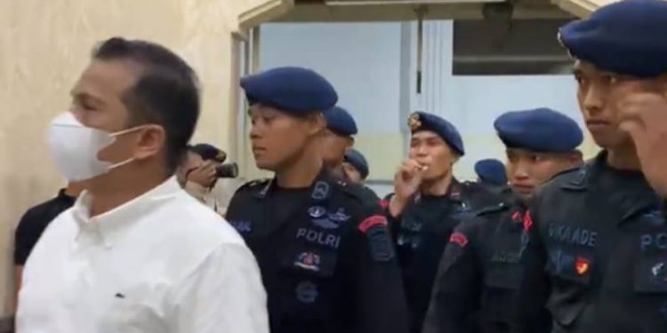 Anggota Brimbom melontarkan sorakan dan teriakan saat jalannya sidang. (Tangkapan layar dari akun twitter YLBHI)